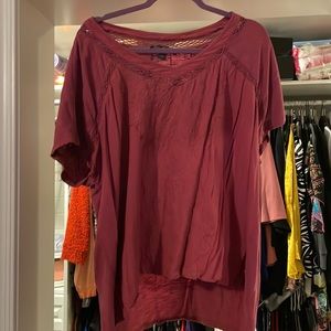 Mauve lightweight t-shirt with pretty design on front.Front is shorter than back